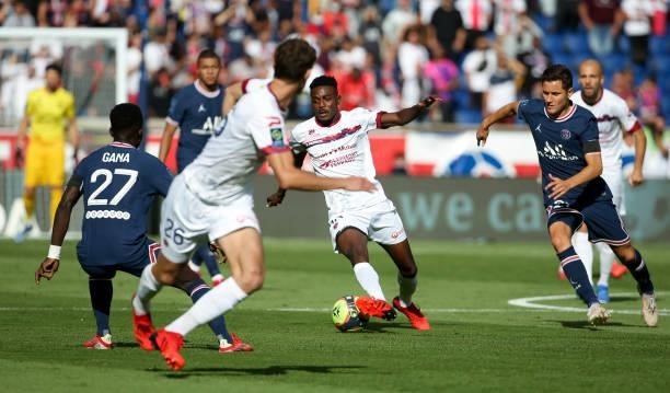 Salis Abdul Samed of Clermont, Ander Herrera of PSG during the Ligue 1 Uber Eats match between Paris Saint-Germain and Clermont Foot 63 at Parc des...