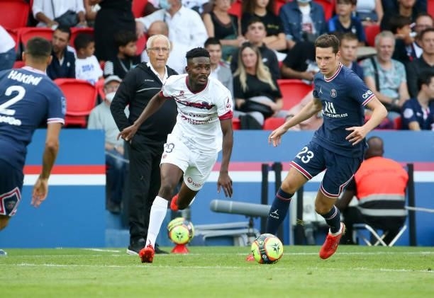 Salis Abdul Samed of Clermont, Julian Draxler of PSG during the Ligue 1 Uber Eats match between Paris Saint-Germain and Clermont Foot 63 at Parc des...