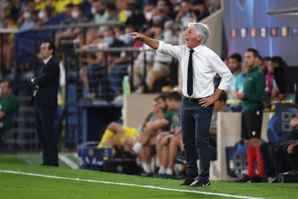 Gian Piero Gasperini, Manager of Atalanta gives his side instructions during the UEFA Champions League group F match between Villarreal CF and...