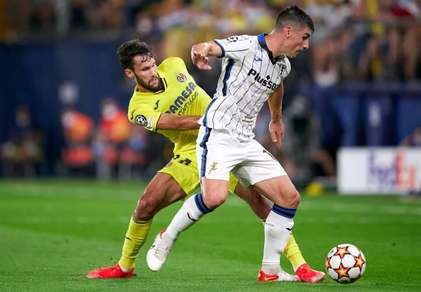 Alfonso Pedraza of Villarreal competes for the ball with Ruslan Malinovskyi of Atalanta during the UEFA Champions League group F match between...