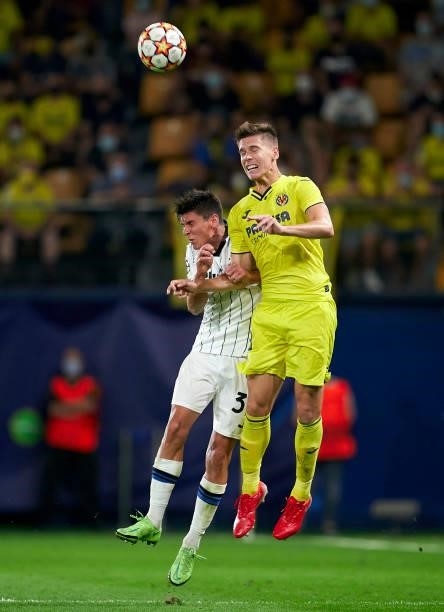 Juan Foyth of Villarreal competes for the ball with Matteo Pessina of Atalanta during the UEFA Champions League group F match between Villarreal CF...