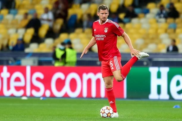 Jan Vertonghen of Benfica warms up during the UEFA Champions League match between FC Dynamo Kiev and SL Benfica at NSC Olimpiyskyi on September 14,...