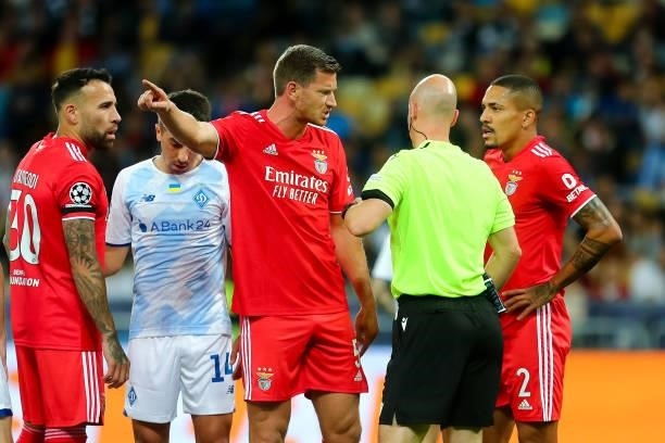 Jan Vertonghen of Benfica, referee Anthony Taylor and Gilberto of Benfica during the UEFA Champions League match between FC Dynamo Kiev and SL...