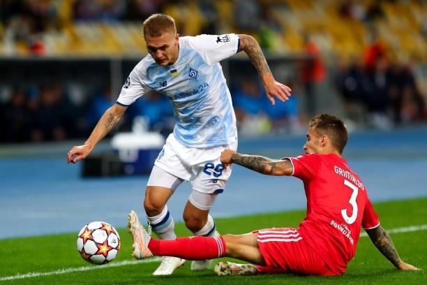 Vitaliy Buyalskiy of Dynamo Kiev and Alejandro Grimaldo of Benfica fight for the ball during the UEFA Champions League match between FC Dynamo Kiev...