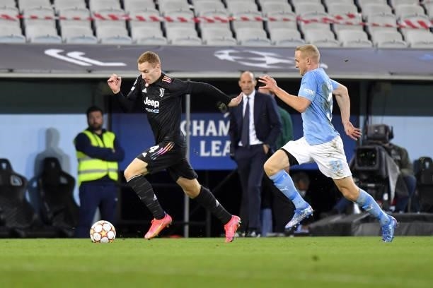 Dejan Kulusevski of Juventus and Franz Brorsson of Malmo battle for the ball during the UEFA Champions League group H match between Malmo FF and...