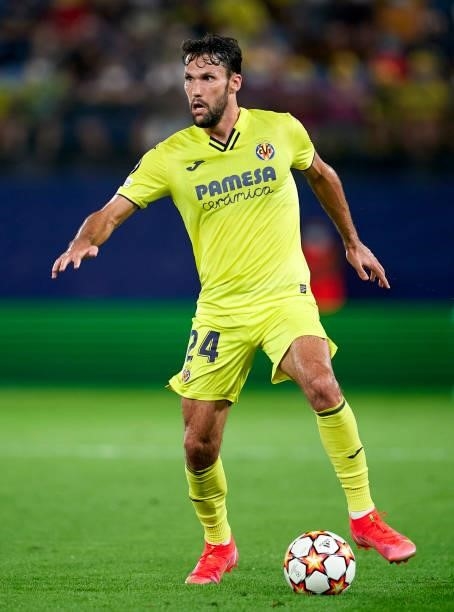 Alfonso Pedraza of Villarreal runs with the ball during the UEFA Champions League group F match between Villarreal CF and Atalanta at Estadio de la...