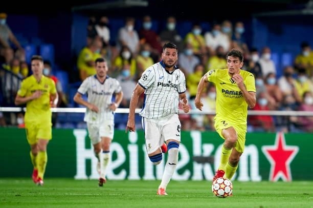 Gerard Moreno of Villarreal runs with the ball under pressure Jose Luis Palomino of Atalanta during the UEFA Champions League group F match between...