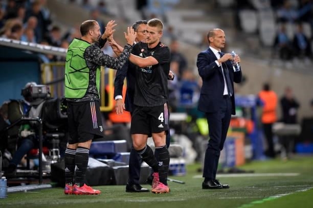 Juventus' player Matthijs de Ligt is substituted and greets his teammate Giorgio Chiellini during the UEFA Champions League group H match between...