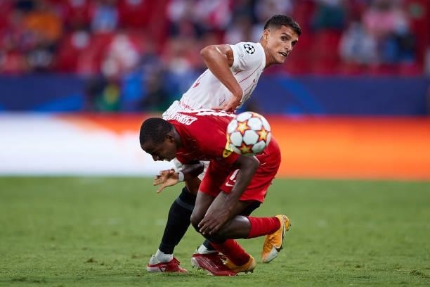 Erik Lamela of Sevilla FC competes for the ball with Mohamed Camara of RB Salzburg during the UEFA Champions League group G match between Sevilla FC...
