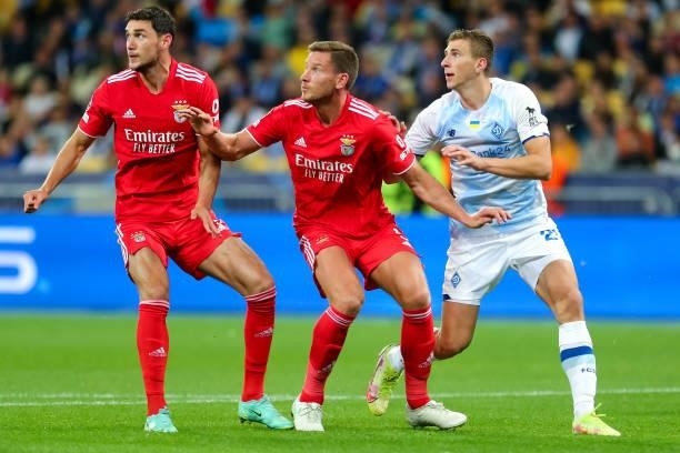 Jan Vertonghen of Benfica and Illia Zabarnyi of Dynamo Kiev during the UEFA Champions League match between FC Dynamo Kiev and SL Benfica at NSC...