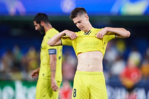 Juan Foyth of Villarreal reacts during the UEFA Champions League group F match between Villarreal CF and Atalanta at Estadio de la Ceramica on...