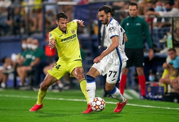 Alfonso Pedraza of Villarreal competes for the ball with Davide Zappacosta of Atalanta during the UEFA Champions League group F match between...