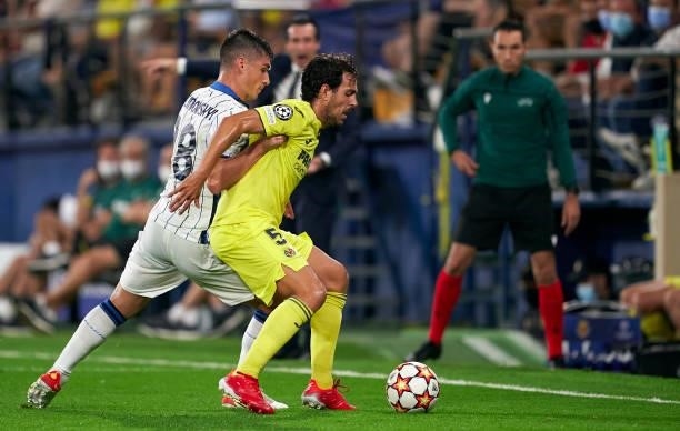 Daniel Parejo of Villarreal competes for the ball with Robin Gosens of Atalanta during the UEFA Champions League group F match between Villarreal CF...