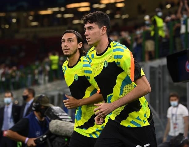 Matteo Darmian and Alessandro Bastoni of FC Internazionale run onto the pitch before the UEFA Champions League group D match between Inter and Real...