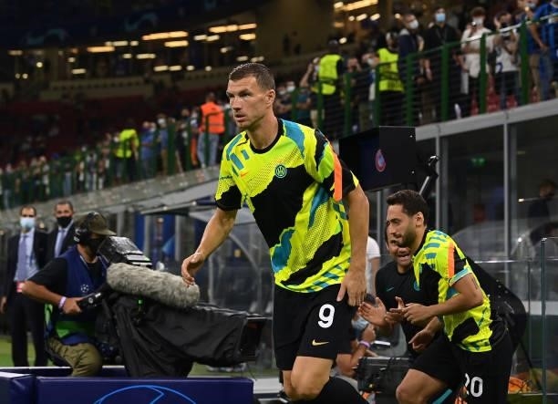 Edin Dzeko of FC Internazionale runs onto the pitch before the UEFA Champions League group D match between Inter and Real Madrid at Giuseppe Meazza...