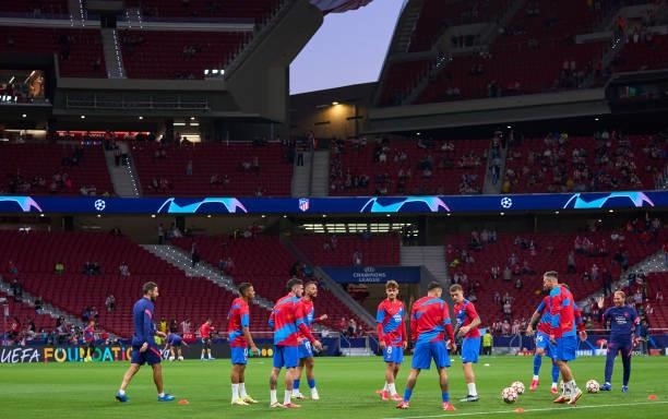 Players of Atletico Madrid warm up prior to the UEFA Champions League group B match between Atletico Madrid and FC Porto at Wanda Metropolitano on...