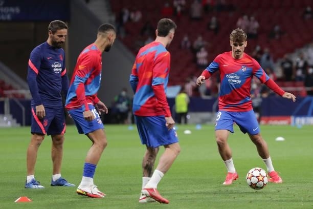 Antoine Griezmann of Atletico Madrid warms up prior to the UEFA Champions League group B match between Atletico Madrid and FC Porto at Wanda...