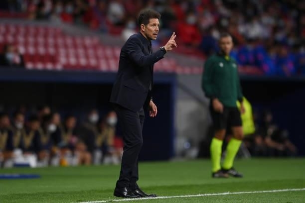 Diego Simeone, Head Coach of Atletico Madrid reacts during the UEFA Champions League group B match between Atletico Madrid and FC Porto at Wanda...