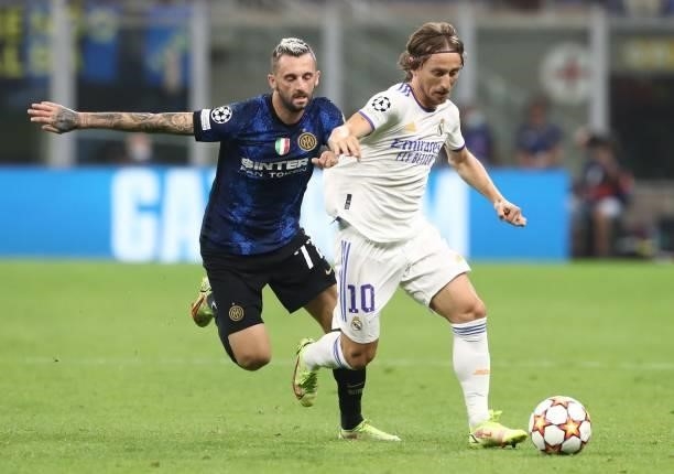 Luka Modric of Real Madrid competes for the ball with Marcelo Brozovic of FC Internazionale during the UEFA Champions League group D match between...