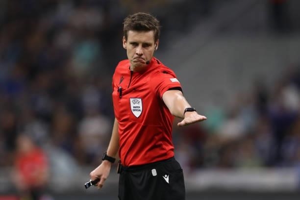 The referee Daniel Siebert of Germany reacts during the UEFA Champions League group D match between Inter and Real Madrid at Giuseppe Meazza Stadium...