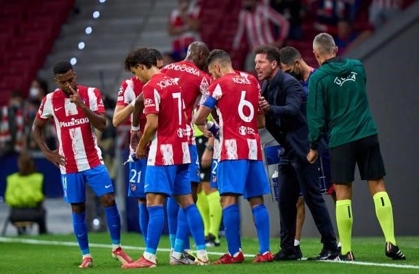 Diego Simeone, Manager of Atletico Madrid giving instructions during the UEFA Champions League group B match between Atletico Madrid and FC Porto at...