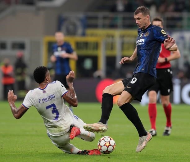Edin Dzeko of FC Internazionale challenges Éder Militao of Real Madrid during the UEFA Champions League group D match between Inter and Real Madrid...