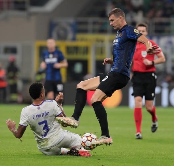 Edin Dzeko of FC Internazionale challenges Éder Militao of Real Madrid during the UEFA Champions League group D match between Inter and Real Madrid...