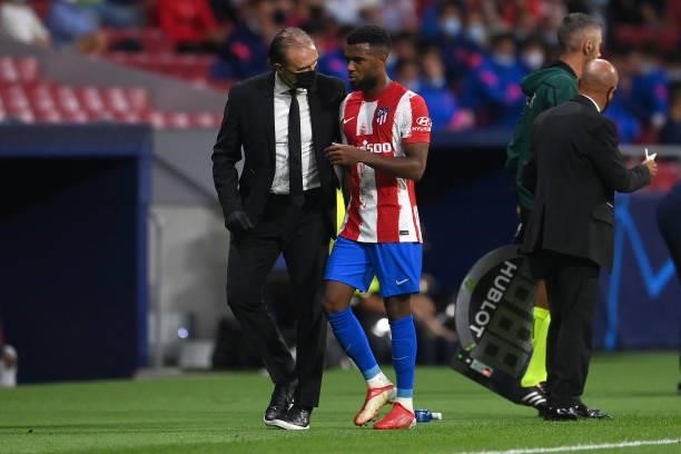 Thomas Lemar of Atletico Madrid walks off injured during the UEFA Champions League group B match between Atletico Madrid and FC Porto at Wanda...