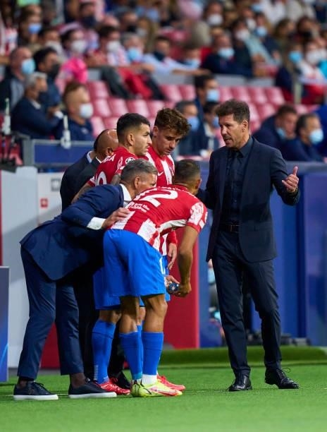Diego Simeone, Manager of Atletico Madrid gives instructions during the UEFA Champions League group B match between Atletico Madrid and FC Porto at...