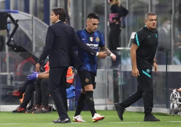 Internazionale coach Simone Inzaghi embraces Lautaro Martinez of FC Internazionale salutes the crowd during the UEFA Champions League group D match...