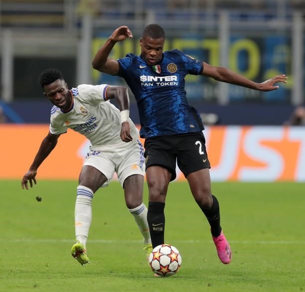 Denzel Dumfries of FC Internazionale is challenged by Vinícius Júnior of Real Madrid during the UEFA Champions League group D match between Inter and...