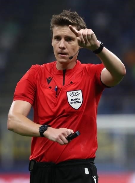 Referee Daniel Siebert gestures during the UEFA Champions League group D match between Inter and Real Madrid at Giuseppe Meazza Stadium on September...