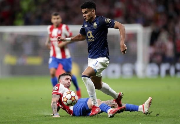 Pepe of FC Porto is challenged by Rodrigo De Paul of Atletico Madrid during the UEFA Champions League group B match between Atletico Madrid and FC...