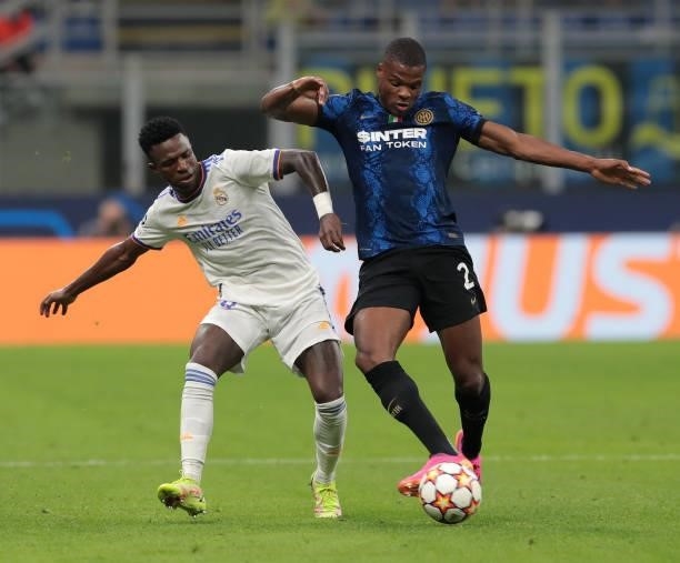 Denzel Dumfries of FC Internazionale is challenged by Vinícius Júnior of Real Madrid during the UEFA Champions League group D match between Inter and...
