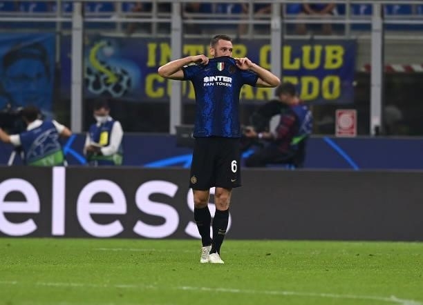 Stefan de Vrij of FC Internazionale in action reacts during the UEFA Champions League group D match between Inter and Real Madrid at Giuseppe Meazza...