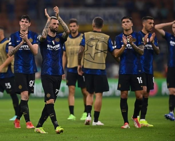 Players of FC Internazionale greet the audience at the end of the UEFA Champions League group D match between Inter and Real Madrid at Giuseppe...