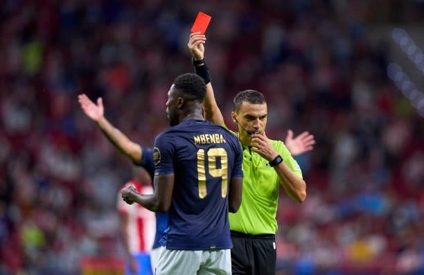 Matche Referee, Ovidiu Haţegan shows Chancel Mbemba Mangulu of FC Porto a red card during the UEFA Champions League group B match between Atletico...