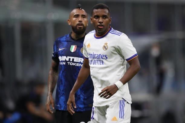 Rodrygo of Real Madrid is shadowed by Arturo Vidal of FC Internazionale during the UEFA Champions League group D match between Inter and Real Madrid...
