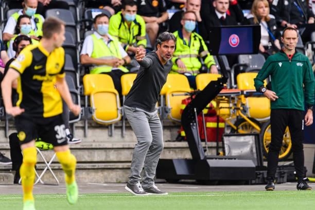 Head Coach David Wagner of Young Boys gestures during the UEFA Champions League group F match between BSC Young Boys and Manchester United at Stadion...