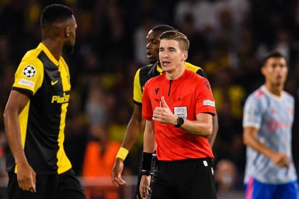 Referee François Letexier gestures during the UEFA Champions League group F match between BSC Young Boys and Manchester United at Stadion Wankdorf on...