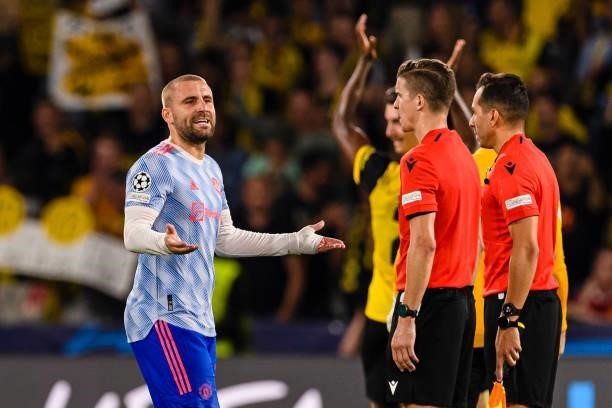 Luke Shaw of Manchester United talks to Referee François Letexier during the UEFA Champions League group F match between BSC Young Boys and...