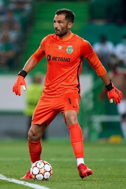 Antonio Adan of Sporting CP in action during the UEFA Champions League group C match between Sporting CP and AFC Ajax at Estadio Jose Alvalade on...