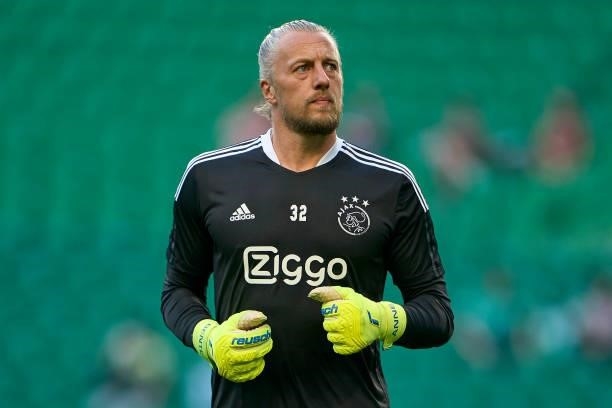 Remko Pasveer of Ajax warms up prior to the UEFA Champions League group C match between Sporting CP and AFC Ajax at Estadio Jose Alvalade on...
