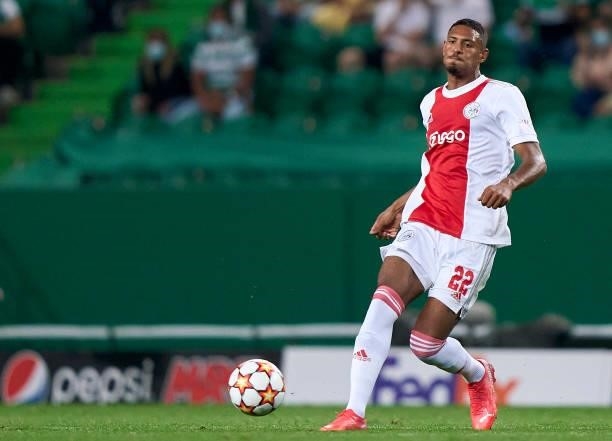 Sebastien Haller of Ajax in action during the UEFA Champions League group C match between Sporting CP and AFC Ajax at Estadio Jose Alvalade on...