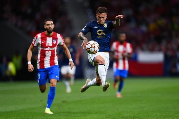 Otávio of FC Porto controls the ball during the UEFA Champions League group B match between Atletico Madrid and FC Porto at Wanda Metropolitano on...