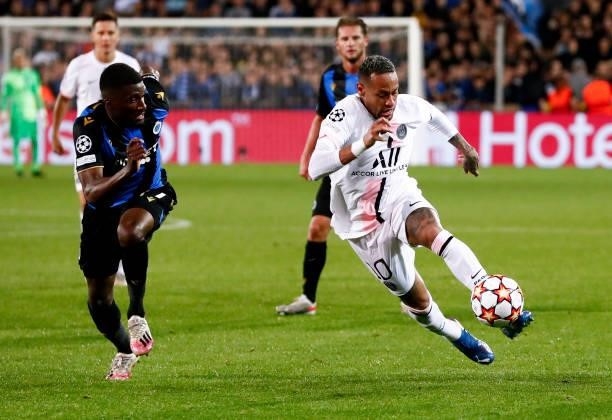 Neymar Jr of Paris Saint-Germain controls the ball against Clinton Mata of Club Brugge KV during the UEFA Champions League group A match between Club...
