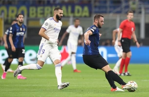 Stefan De Vrij of FC Internazionale is challenged by Karim Benzema of Real Madrid during the UEFA Champions League group D match between Inter and...