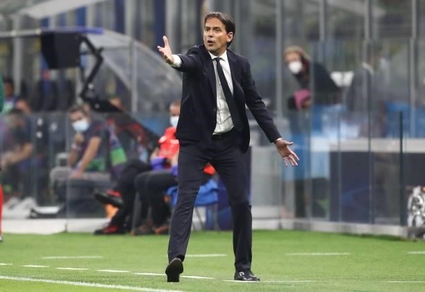 Internazionale coach Simone Inzaghi gestures to his players during the UEFA Champions League group D match between Inter and Real Madrid at Giuseppe...