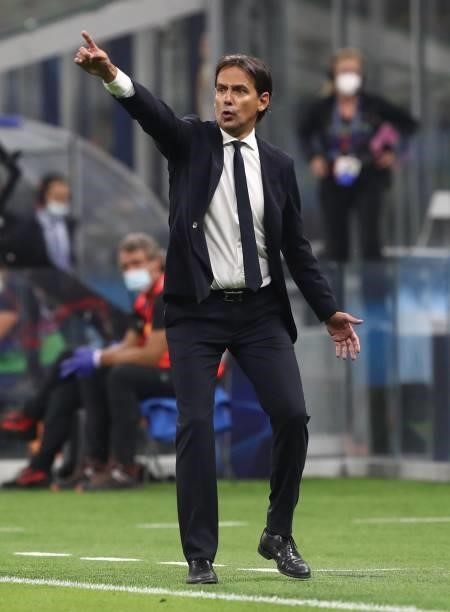 Internazionale coach Simone Inzaghi gestures to his players during the UEFA Champions League group D match between Inter and Real Madrid at Giuseppe...