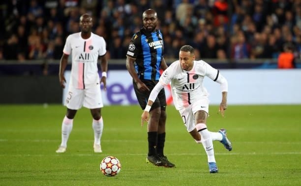 Neymar of PSG battles for the ball with Eder Balanta of Club Brugge during the UEFA Champions League group A match between Club Brugge KV and Paris...